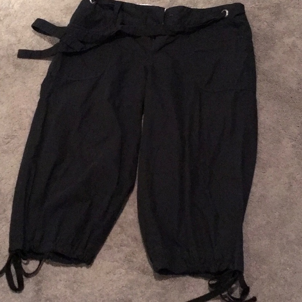 Black capris